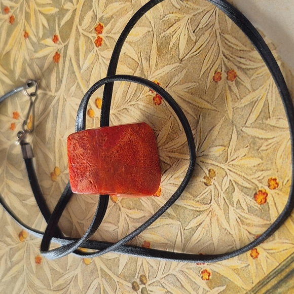 CHUNKY FOSSILIZED CORAL PENDANT ON A LEATHER CHAIN - Picture 2 of 13